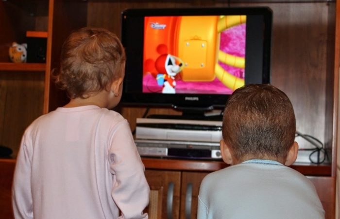 Nézzenek-e televíziót gyermekeink?