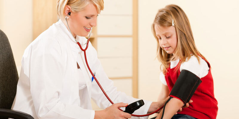 gyermekek magas vérnyomásával járó sürgősségi ellátás