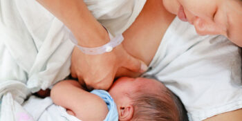 szoptatás a kórházban, az újszülött vércukorszint értékének normalizálódása érdekében